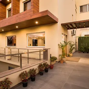 Hotel Silver Oak Near Medanta Medicity